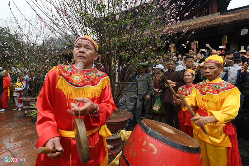Thuyền bè dày đặc suối Yến ngày khai hội chùa Hương